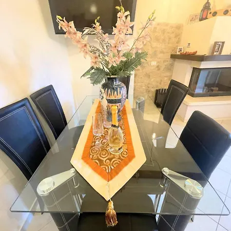 A1 - No Car Required Centrally Located - Sleeps 46 *